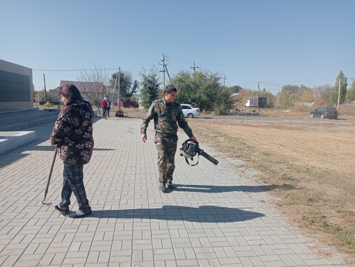 Идет месячник по уборке территории.